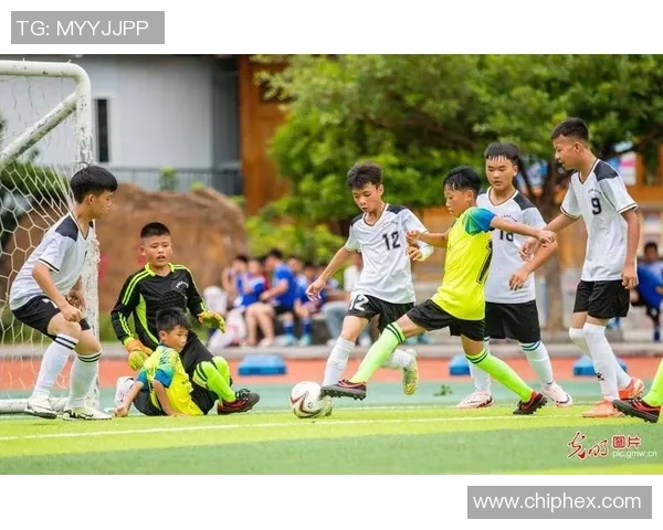 右脚踢足球的足球明星们如何在绿茵场上展现他们的绝技与风采